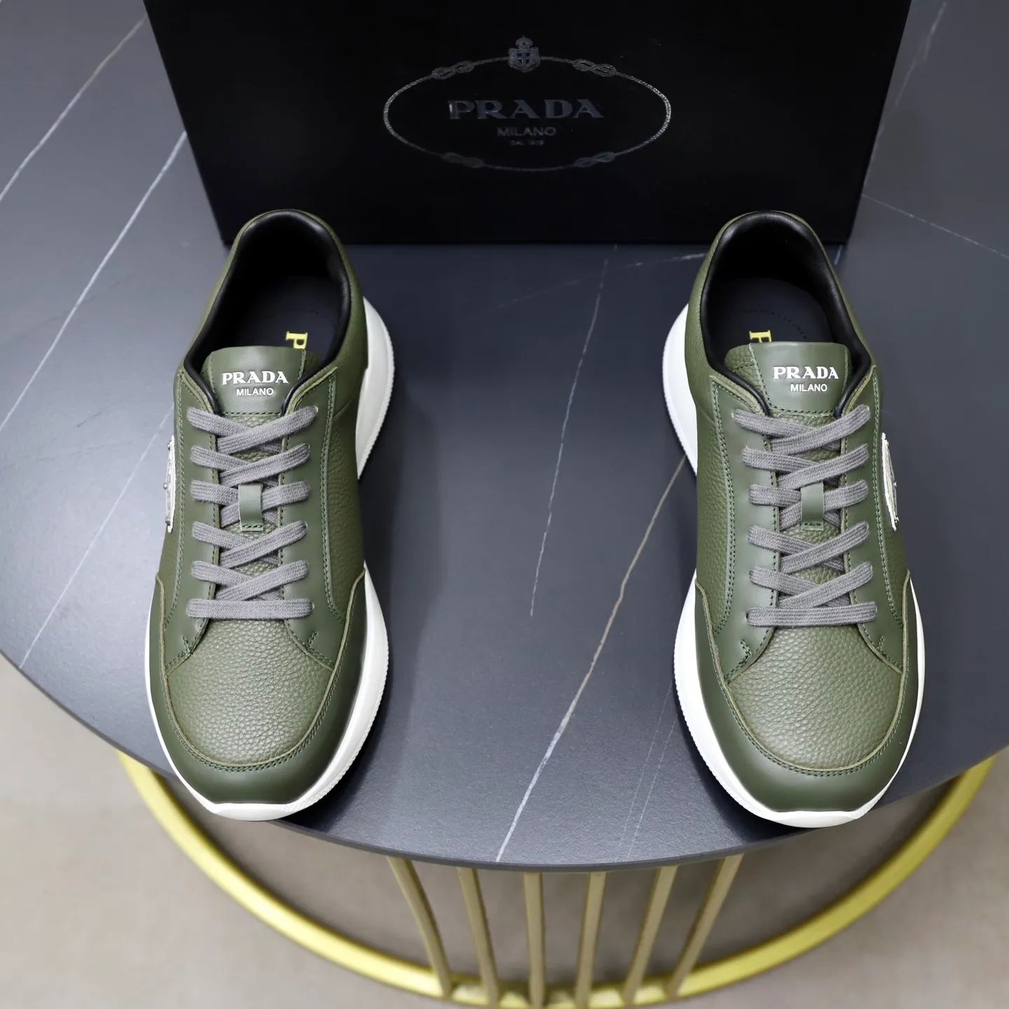 Factory price: 740💰Top original order Brand: PRADA (Prada) Standard code: Men's size 38/44 (45 can be customized) Grade: Same as the official website Material: Original cowhide stitching imported cowhide lining Original combination two-color wear-resistant soft outsole Style category: Leisure and sports version Young fashion European and American trend British style Color: Real picture color